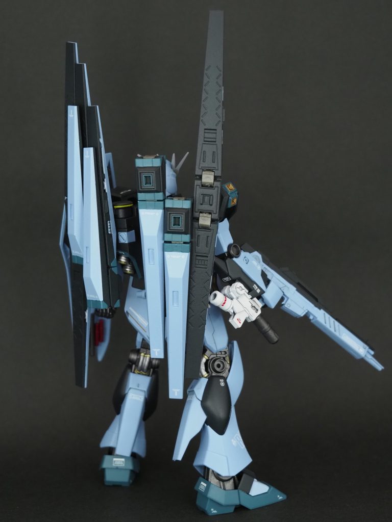 フィンファンネルでほとんど隠れて見えませんが、量産型νガンダムの設定に倣い、腰の後ろホルダーを追加してビームサーベルを装備。