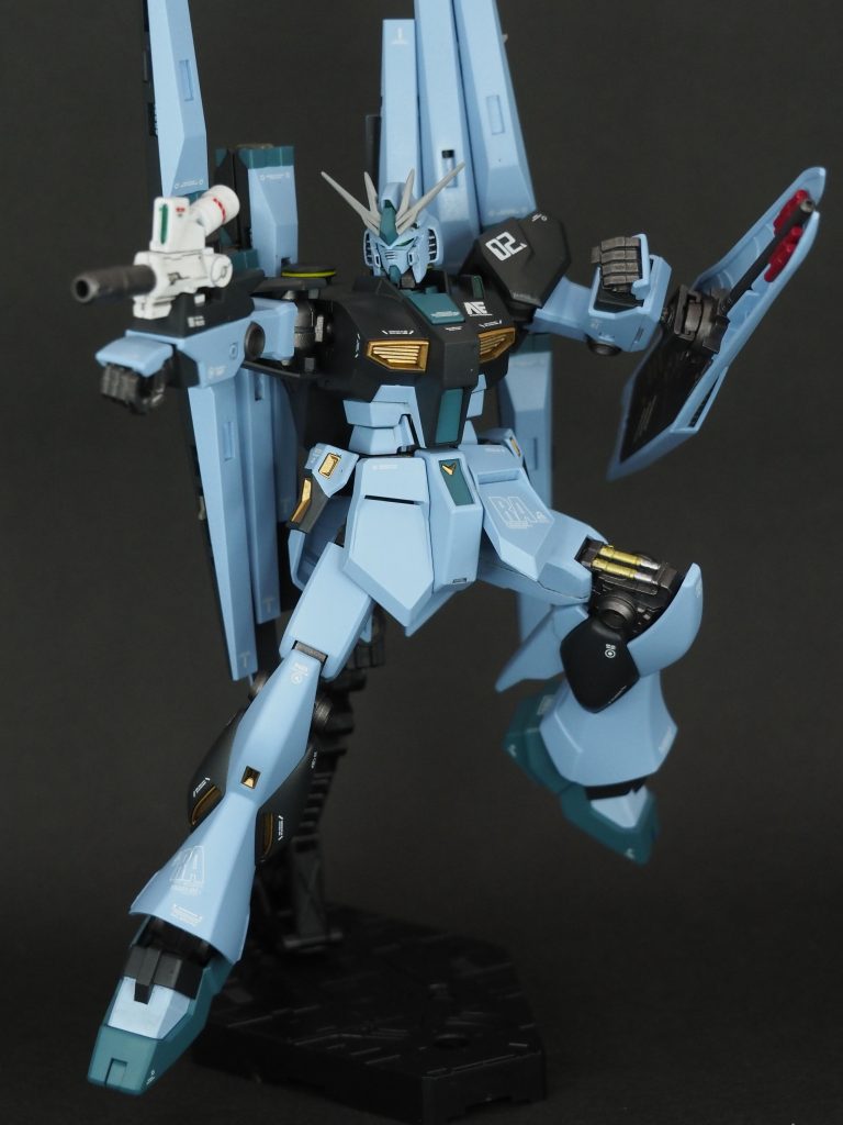 ビームスプレーガンは予備サーベルを切り飛ばして30MMから腕形状に合うものを使って作成しました。着脱も可能です。