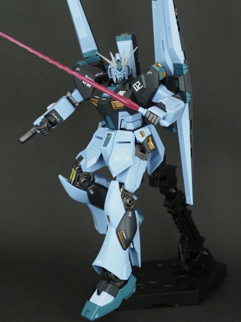 この量産型カラーのνガンダムはEGペインティングモデルの作例に共感を受けて作り始めました。もう何回か作っていてだんだん本家に寄せれるように頑張ってます。今回はビームスプレーガンなど装備の再現ですね。