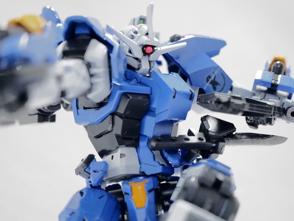 アップで目ギラリ。ガンダムの影響を受けて作られた感が欲しかったところにちょうどケルディムのアンテナパーツ(額のガンカメラも同パーツで造形されている)が転がっててこれしかねえと思い採用。目は30MMマテリアル、3Dレンズシールだかそんな名前のやつ