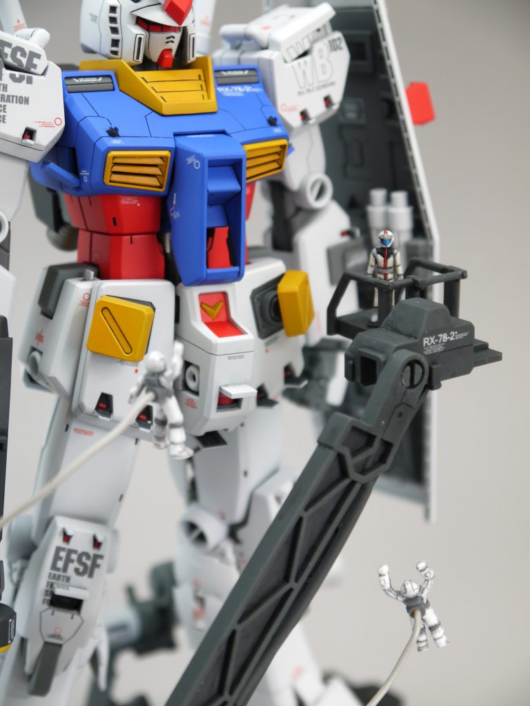 塗装はいつも通り水性ホビーカラーをエアブラシで吹きました。・ディアクティブホワイト・フリーダムブルー・サーモンピンク・オレンジイエロー・ニュートラルグレー・ニュートラルグレー+ダークグレー・焼鉄色・UVカットスムースクリアーツヤ消し+クリアーツヤ消し細かい箇所は筆塗りも併用しています。見えませんが、足裏のバーニアは塗り分けてあります。最近、使う色が固定されて来ました…。