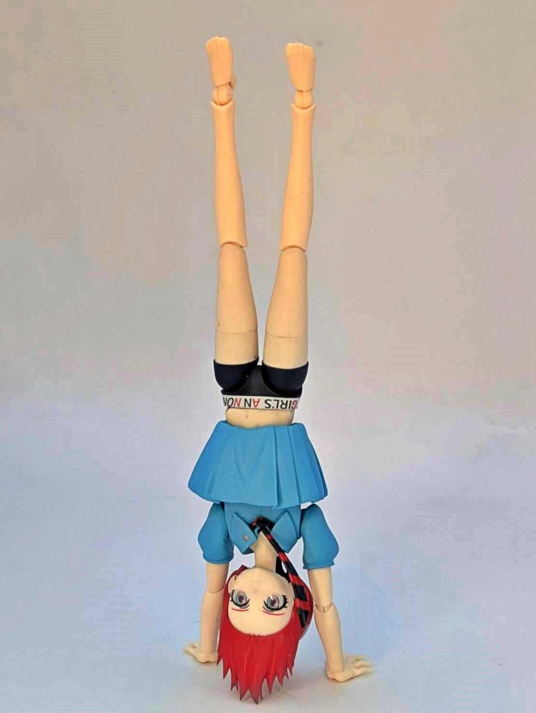 髪の毛との3点設置で自立します！