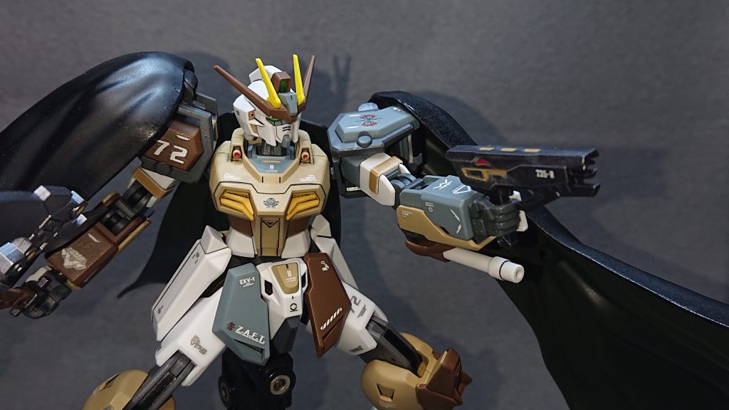 左腕にはハンドガンを持たせています💡マントで手元が隠れていることと、右手の変わった形状の武装に注意がいくので、初見ではハンドガンに気付き難くなっていることもポイントが高いです✨あと、近接戦時に飛び道具を織り交ぜるのってロマンを感じちゃいますw左腕には隠し武装としてビームサーベルが仕込まれています💡イメージとしてはユニコーンのビームトンファーみたいな感じですかねマントで全く見えないうえにハンドガンやオリジナル武装に気を取られているので、不意を突いて突然グッサリいくことができます!まさに隠密戦って感じですね✨