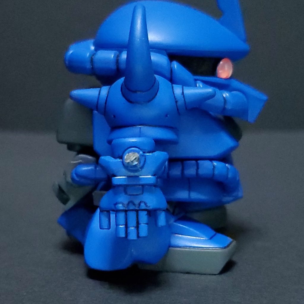 フィンガーバルカンは元キットのGジェネグフのものをカットしたりパテで成形して腕に取り付けています。