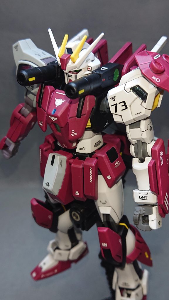 中距離砲撃戦はバックパックに取り付けたオリジナル武装である“GNビームキャノン”で対応します!元々はフォロスクリーンという命中精度を向上させるための装備だったのですが、今回のストライクは精密射撃を捨てて高火力でぶん殴る機体になったので要らなくなりましたwなので、30MMの余りパーツで砲身を作りオリジナル武装“GNビームキャノン”として生まれ変わったのです✨思いのほか違和感が無くかなり気に入っていますw