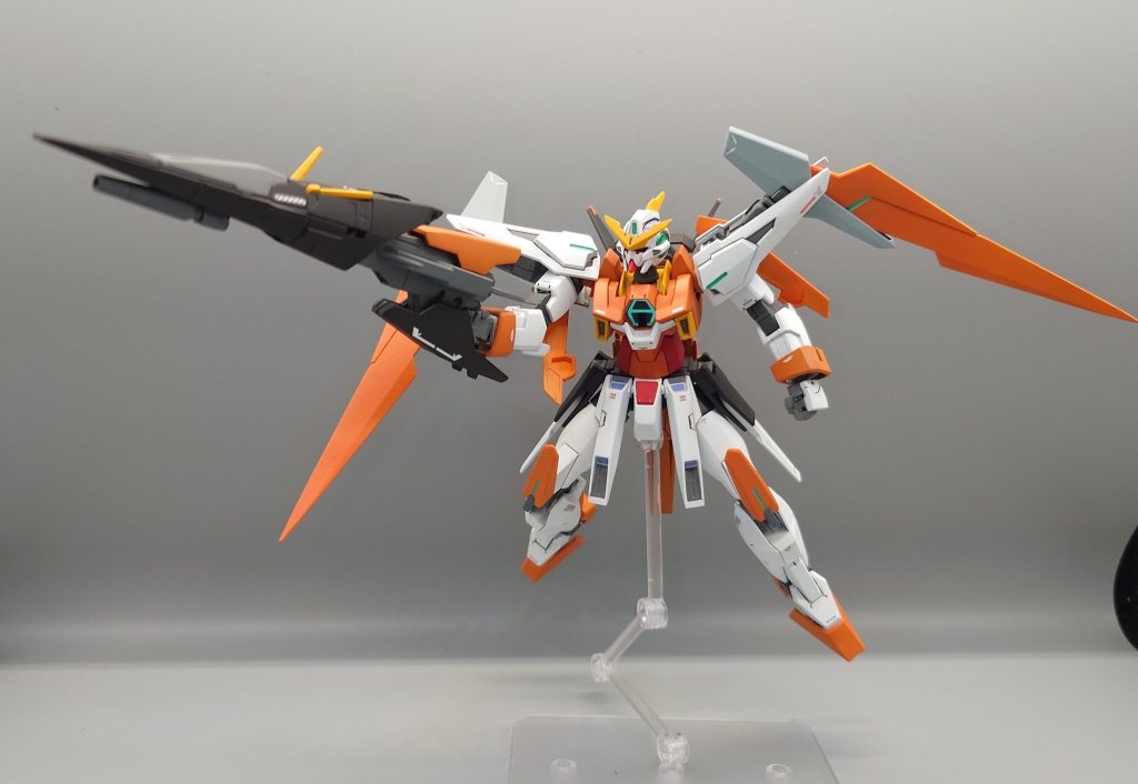 メイン武装のGNノウズドッズライフルハイパードッズライフルの威力はそのままに飛行形態における機首としての機能が大きく向上している。アンテナ立てるのを忘れてますね・・・