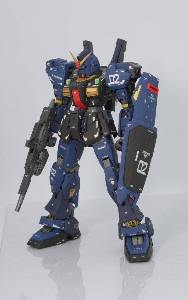 素立ちです。黄色、赤のパーツを塗装し、一部部分塗装しましたが青外装を中心に成形色仕上げです。