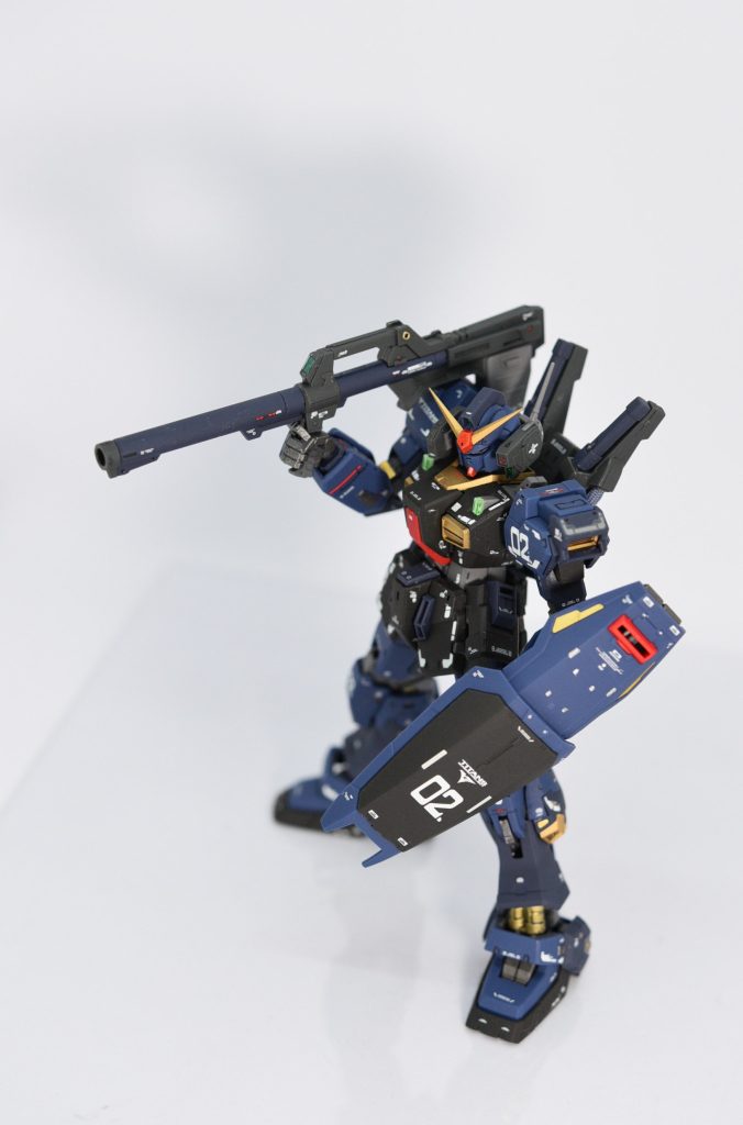 バズーカ肩持ち。今回はデカールワークを頑張りました。キット付属のリアリスティックデカールも多少使っていますが、純正の水転写デカールを使用のうえ、さらにコーションデカールを各所に追加しています。