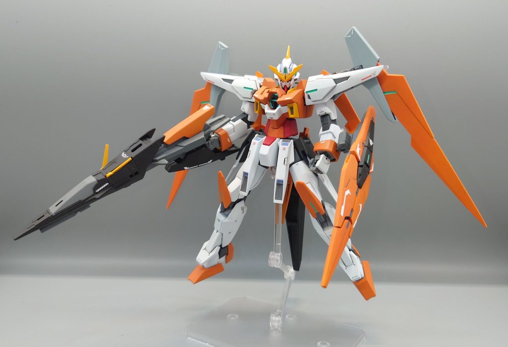 肩の接続になかなか時間をとられてしまいました。なんとか形にはできたのですが、いざ完成して武装を持たせると保持力が足りませんでした。投稿写真では何とかごまかしています（これ以外）。ライフルにキュリオスの機首を合体させる、腰にGNドライブ取り付けるのは我ながらナイスアイデアだったと思います。肩部のウィングはアリオスイメージです。