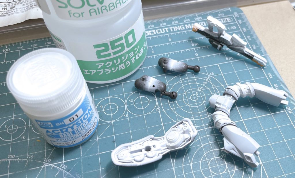 下地に初めてアクリジョンのベースホワイトを使ってみました。完全乾燥すると石膏みたいで、なかなかの塗膜の強度です。