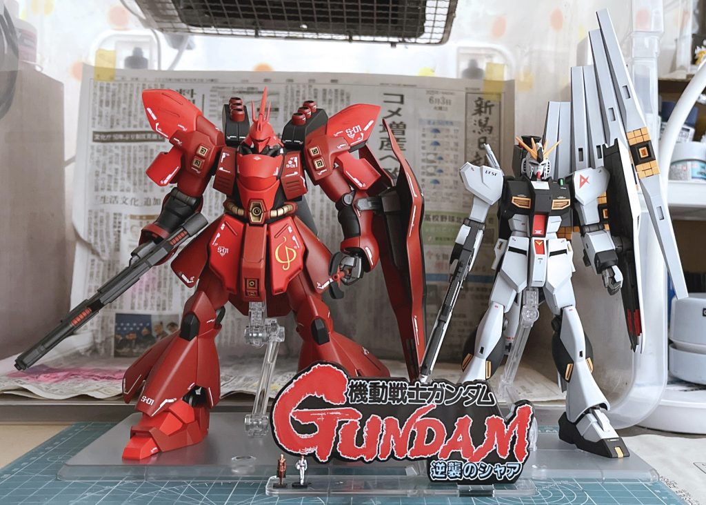 背景が作業スペースのまんまで撮影映えしませんが、2体揃った記念撮影。紅白の縁起物として正月飾りに使えそうです。