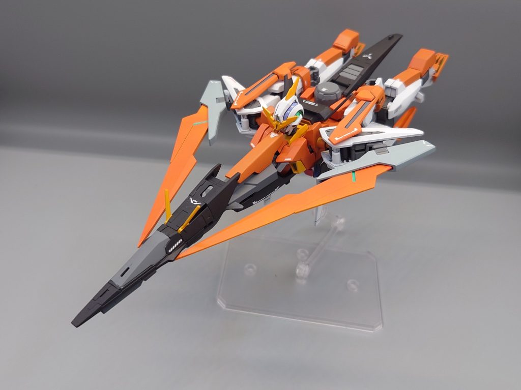 飛行形態では肩部のウィングを前面に展開する。ウィングによるGN粒子の制御でキュリオス、AGE2よりも高速で巡行することができる。