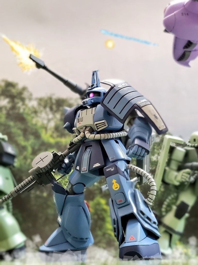 宇宙世紀0079年9月初旬、上空からの攻撃にも対応する事を可能としたザクキャノンはイアン中尉のパイロット技術も加わり、実戦テストで良好な結果を叩き出す😎ザクIIJ型をベースにした本機体は背面に180㎜キャノン砲パックを搭載し中距離射程と火力アップを獲得❗しかし、バックパックバーニアの排除により機動性が低下したが、開発中のMS-07で得られた脚部バーニアスラスターのノウハウを盛り込む事でそれを補っていた😊🎶さらに脱着式の計4門からなるビッグガンを装備✨カメラアイも360度モニター📺️と頭部にサブカメラを搭載し索敵能力と遠距離照準能力の向上が図られていた…😔✨