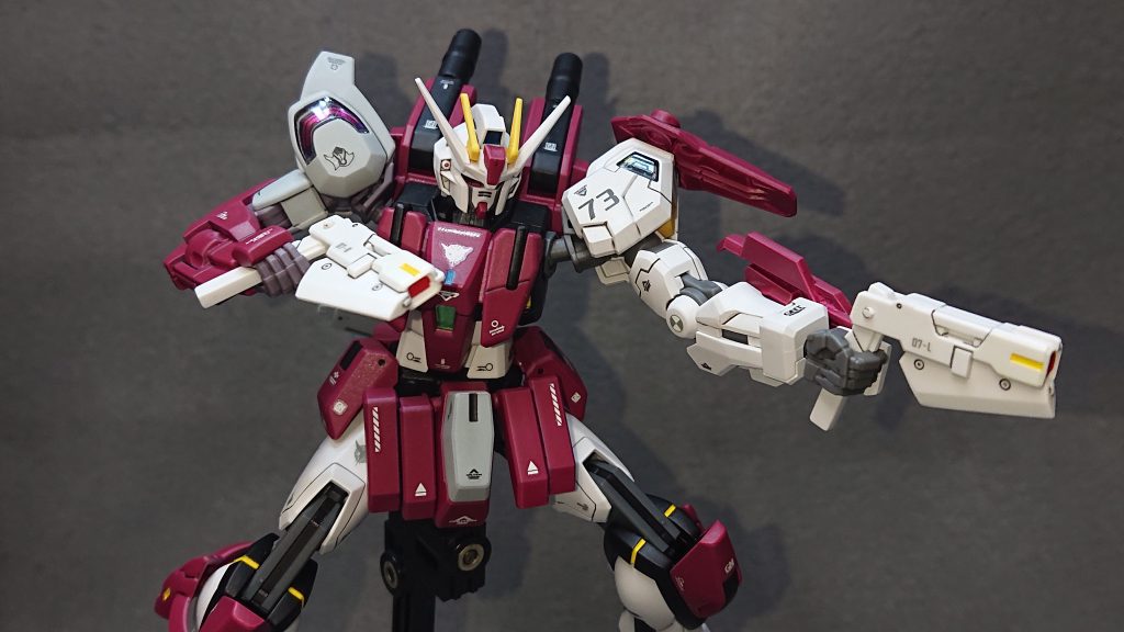 近距離戦でも撃ち合えるようにバックパックには“GNビームピストルⅡ”を装備しています💡砲撃戦がメインの機体なのであくまでも保険としての武装なのですが、撃ってヨシ、斬ってヨシの取り回しの良い武装なのが良いですよね!他にも“GNライフルビット”も一応装備されていたりと、どのような距離でも撃ち合えるバランスの良い機体になっていますですが、GNライフルビットを展開しての写真撮影が難しかったので装備があるという記載のみとなっています💦