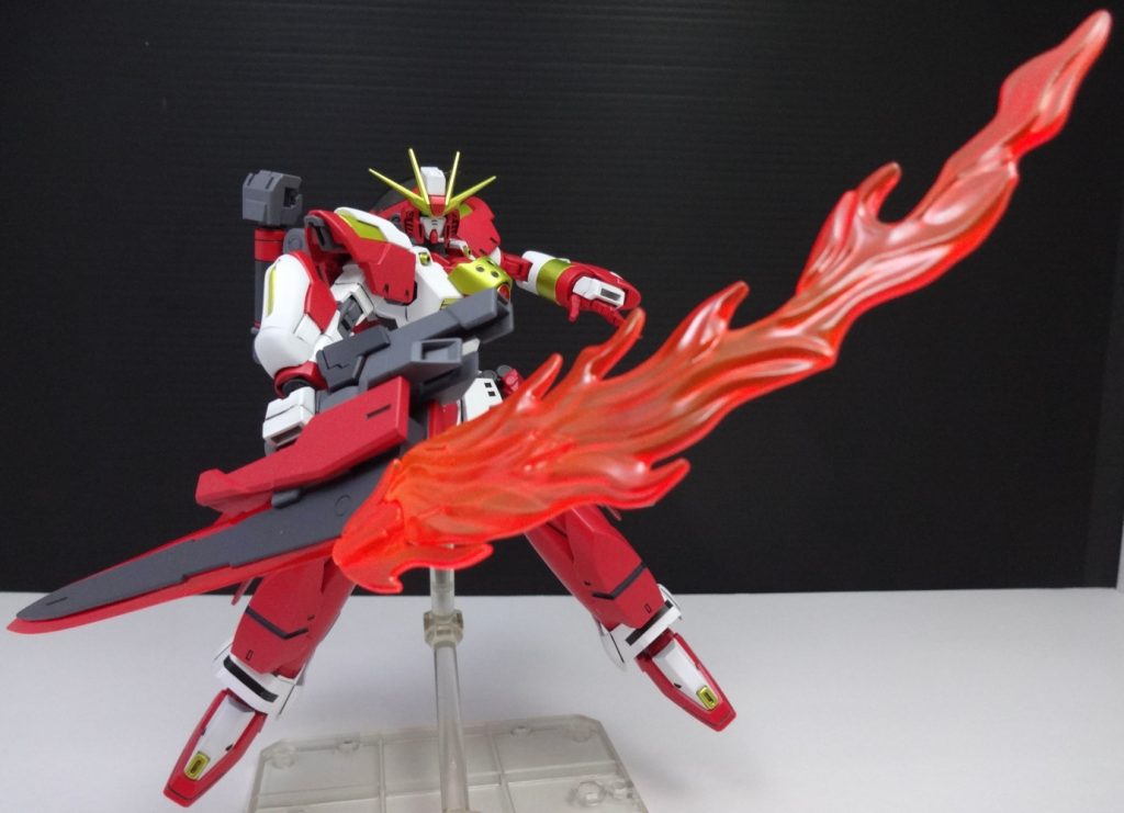 刃を収納した状態でも、実体刃パーツの裏側から炎状のビーム刃を形成する両剣モードとなります。これだけ機能をつけた理由ですが「多機能はロマン」、以上。本体の手とアーム側の手は持たせる部分の内部形状が違うので、交換して使い分けています。グリップ部の位置変更機能はベースであるGNソードⅢのものでは対応できなかったので、F90 Gタイプのマルチプル・ビーム・ウェポンを参考に仕込んでいます。