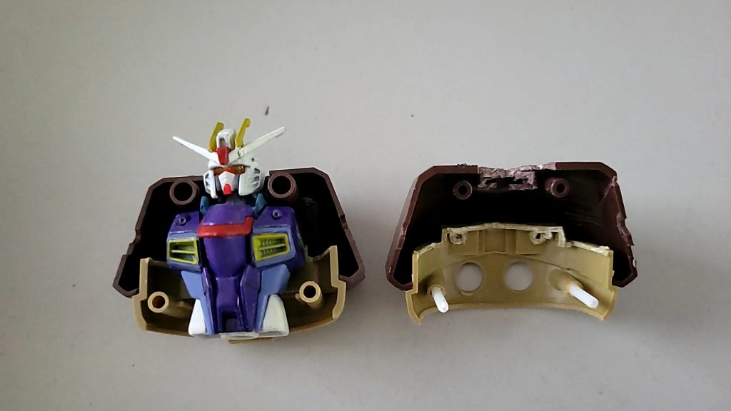 胴体は拡散メガ粒子砲を一旦外し、上側に穴を開け