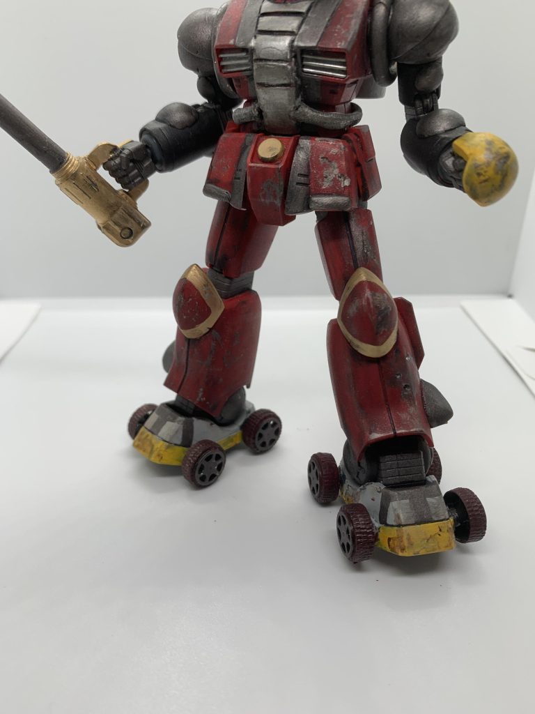 足にはローラースケート状の装備があり平地ではドムのホバー並みの速度で迫っていきます。胸部も増装して防御力は上がっています。