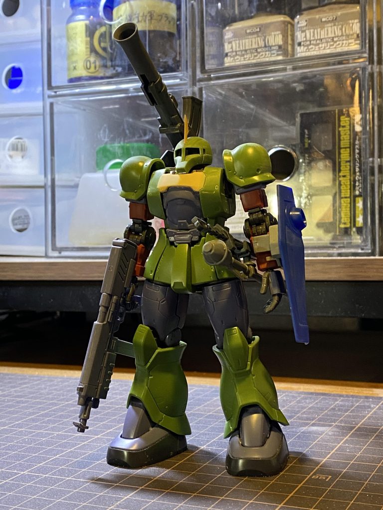 オリジンザクの文脈の中でPS2版に寄せたかったので、両腕を、手首に段のあるシャアザクから移植、また前腕アーマーは肘アーマーのないザクキャノンの余剰パーツを使用。両肩を丸いショルダーアーマーにし、肩幅が広すぎるように感じたので、アーマーの接続軸を移動。シールドは旧HGUCグフ。アンテナはザクハーフキャノンの余剰パーツ。最近のゲーム等だと胸のデザインがラルザクなどと同じになっていますが、あくまでPS2版リスペクトで08小隊版のデザインに寄せました。エポパテです。