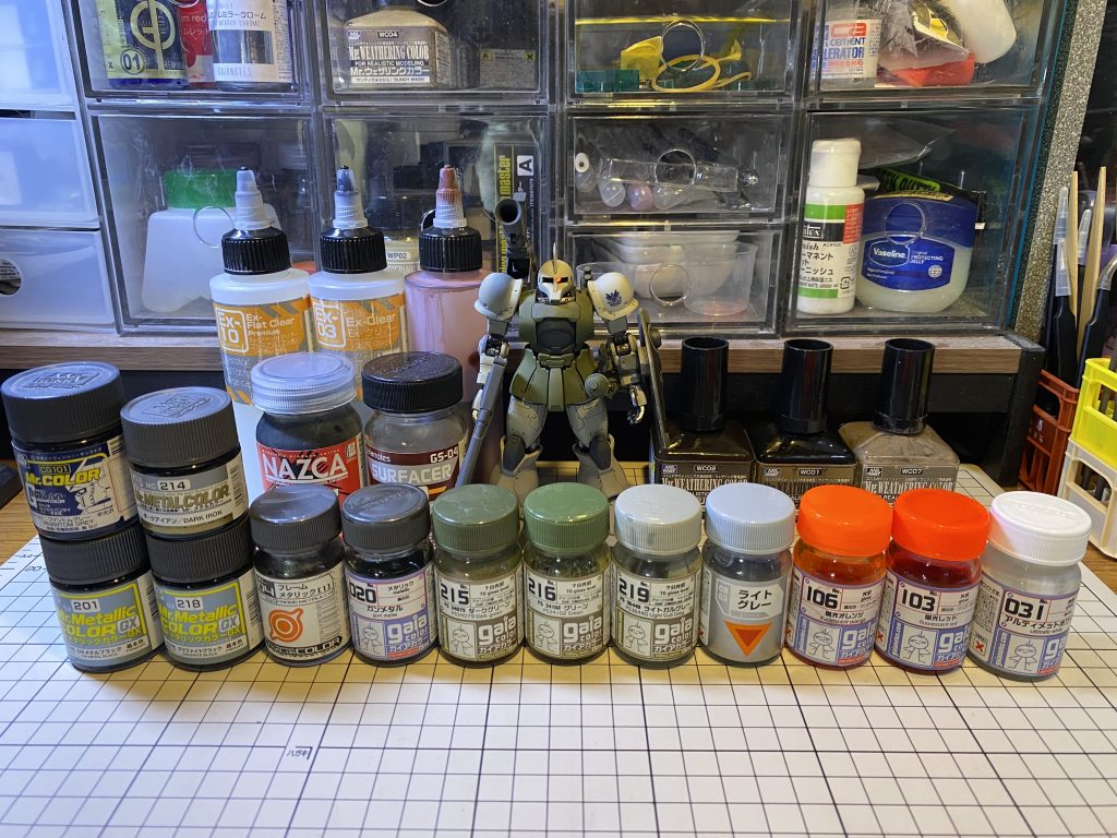 使用塗料備忘録。本体グレー:FS36440ライトガルグレーボディー:FS34102グリーン胸部装甲/ランドセル/シュツルムファウスト:FS34079ダークグリーン関節:GXメタルブラック本体グレー:ファントムグレー銃器/サーベル柄:メカサフスーパーヘヴィーサーベル刃:メタルカラーダークアイアンバズーカ基部:ガンメタルシールドグレー:ダグラムカラーライトグレーシールド中央:グラファイトブラックといった具合に近似色も細かく使い分けてみました。本体はペンキを塗り直したと想定して、コーションマーク類もなし、フェンリルの紋章だけ入れて、とは言え現地改修機らしくピカピカすぎてもナンなのでグランドブラウンで墨入れ兼キレイめのウォッシング。関節はあまり拭き取らずオイリーなイメージに。武装類は他からの流用と想定して比較的汚く、コーションも少し入れてみました。