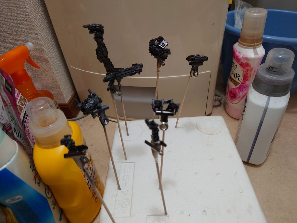 まあ見えなくなるしガンメタで適当に塗装しました。