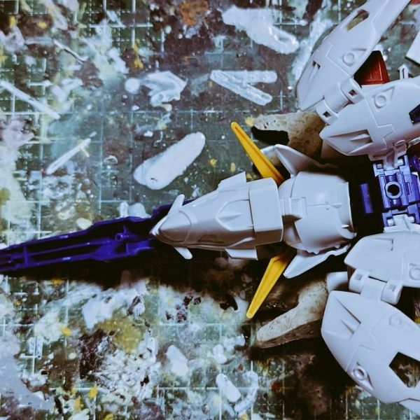 ウイングガンダムの顔パーツを加工、頭頂部にジョイントパーツをプラパイプで追加、シールドパーツを取り付けて、バードモードに変形できるぞ。（1枚目）