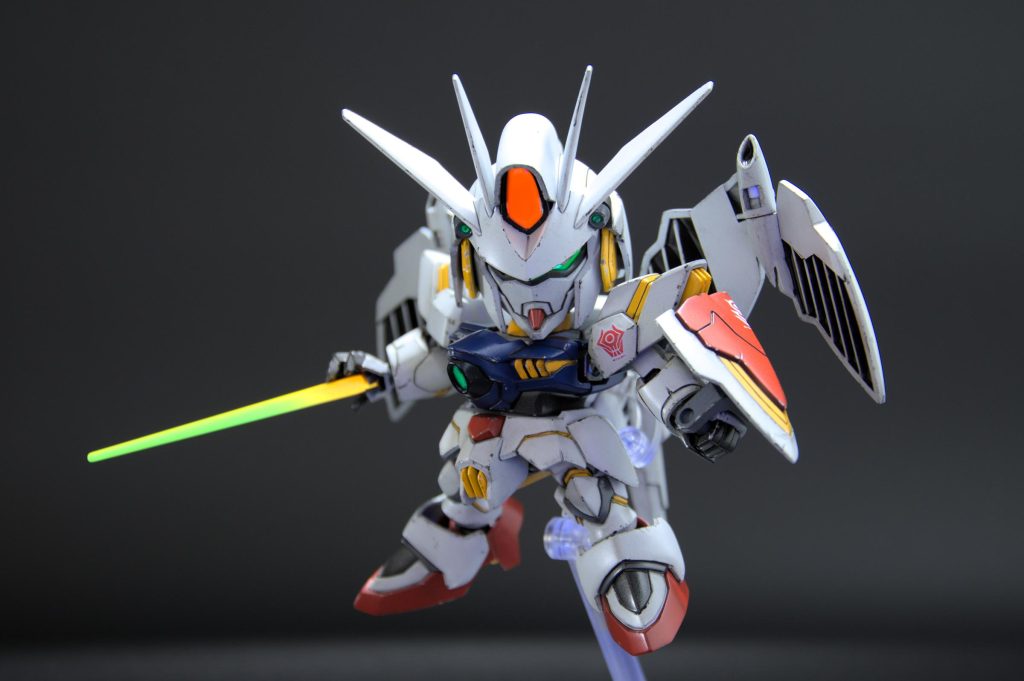 先に作ったAGE-FXと同様、汚し塗装仕上げです。ガンダムマーカーでエッジや溝をぼかし、エナメルのガンメタ、ブラック、シルバーでチッピングし、つや消しでコートしてます。まだまだ修行不足ですね。