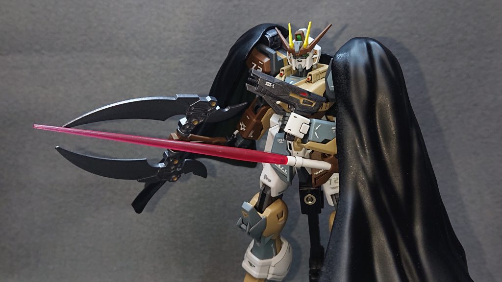 今回のお気に入りポイントは“マント”です陸戦型の機体にマントという要素は思っていた以上に合いましたねw接続位置も肩の先の方ではなく、出来うる限り内側に寄せたのが功を奏しよりマントらしく見せることが出来ました💡ただマントのパーツをくっ付けるだけでは無く可動式にしたおかげで、ある程度のポージングも可能に出来ましたし、新しく良い改造方法を見つけることが出来ました✨1つ残念だったのは折角頂いた“ボロボロのマント”という改造案を実現できなかったことです💦もっと勉強して経験を積み、いつかマントの加工も上手く出来るように努力したいと思います!しかしながら怪我の功名とでも言いますか、ボロボロのマントの代わりにリバーシブルマントの案に辿り着けたのは良かったですね💡今回はダークグリーンで塗装しましたが、もう少し明るい緑で塗って黒との明暗をハッキリさせても良かったかも知れませんね今回のストライクでは“新しい挑戦”や“新しい発見”が多くあり、自身の成長に繋がったと感じでいます!改造案を提案してくださったさーしースーさんには心から感謝しています✨“陸戦型ストライクシリーズ”最後の機体として、とても良いストライクに仕上げることが出来て安心していますwでは、最後までご覧いただきありがとうございました