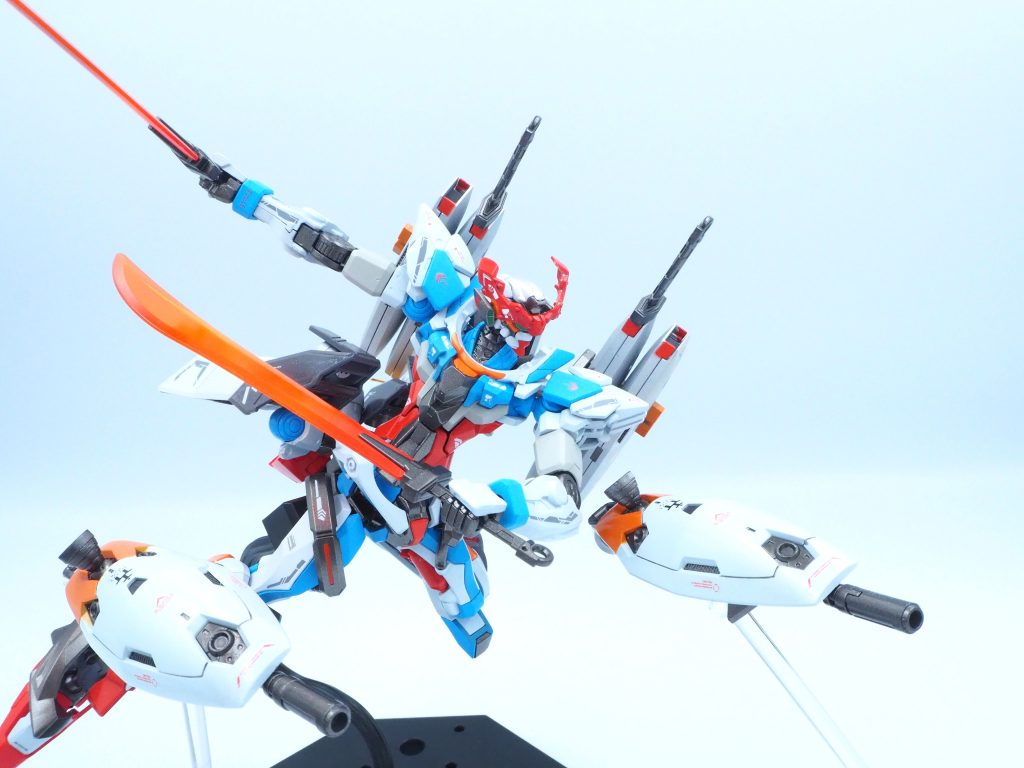 抜刀状態でポーズ。100均のディスプレイスタンドも角度が自在に変わるので、いろんなポーズが決まりますね。