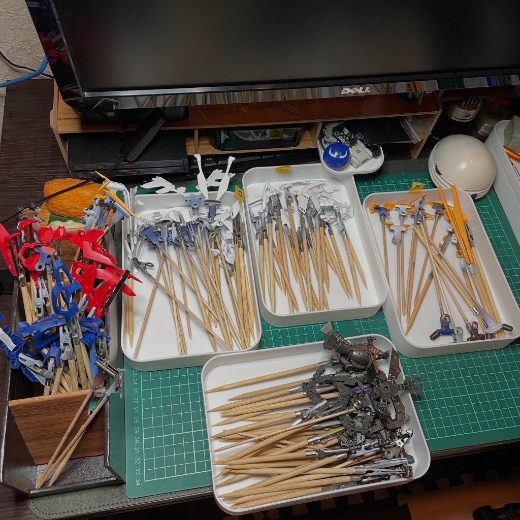 今年の5月。全パーツの串つけが終わりやっと塗装する手前まできました。