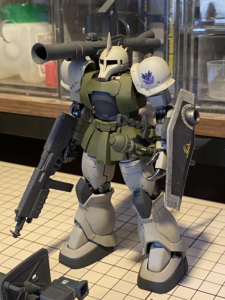 重装仕様?折角つくった腰の物も気に入っているので、この状態で飾ろうかと思います。笑モノアイは磁石でオンオフできるLEDを仕込み、キットの可動機構を活かして視線を動かすことができます。ハセガワさんのクリアースモークフィニッシュシートを貼っているので、消灯時は黒いスクリーン状になりますし、点灯時は劇中のようなスクリーン越しの雰囲気もあるので気に入っています。モノアイ表現はこれまでも試行錯誤してきましたが、オリジンザクにおいては今回で随分満足いくものになりました。