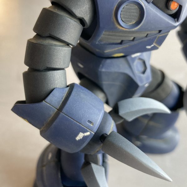哀戦士編の大河原版ポスターに描かれたズゴックの4本爪は当時から話題でしたがカッチョ良かったっすね〜　今回はこの4本爪ズゴックを制作しました　RGには4本爪バージョンのパーツも同梱されていますが、RG HG共に刃が薄く迫力に欠けるので3Dプリンターで自作しました　モノアイはネオジム使って可動式にするため、レール部をパテで裏打ちして削り込んで稼働領域を広げました　HGズゴックは腕が短めで幼児体型なので上腕を一節追加してみました　バックパックの張り合わせに失敗したのでアラ隠しのソレっぽいパーツを作って貼り付けてみましたw（5枚目）