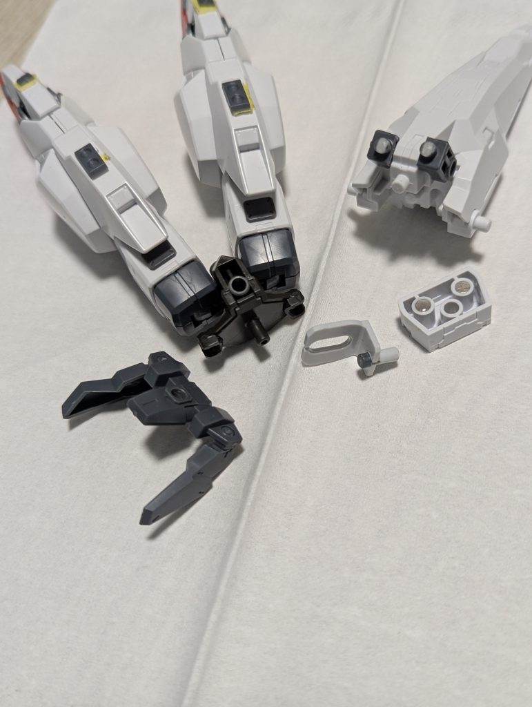 主な加工ポイント:大型ブースターを腰と連結するため、磁石を貼り付け。腰には受け口になる丸穴をジャンクパーツからとって取り付け。腰のサイドには30mmのジャンクパーツでアーマを作成。