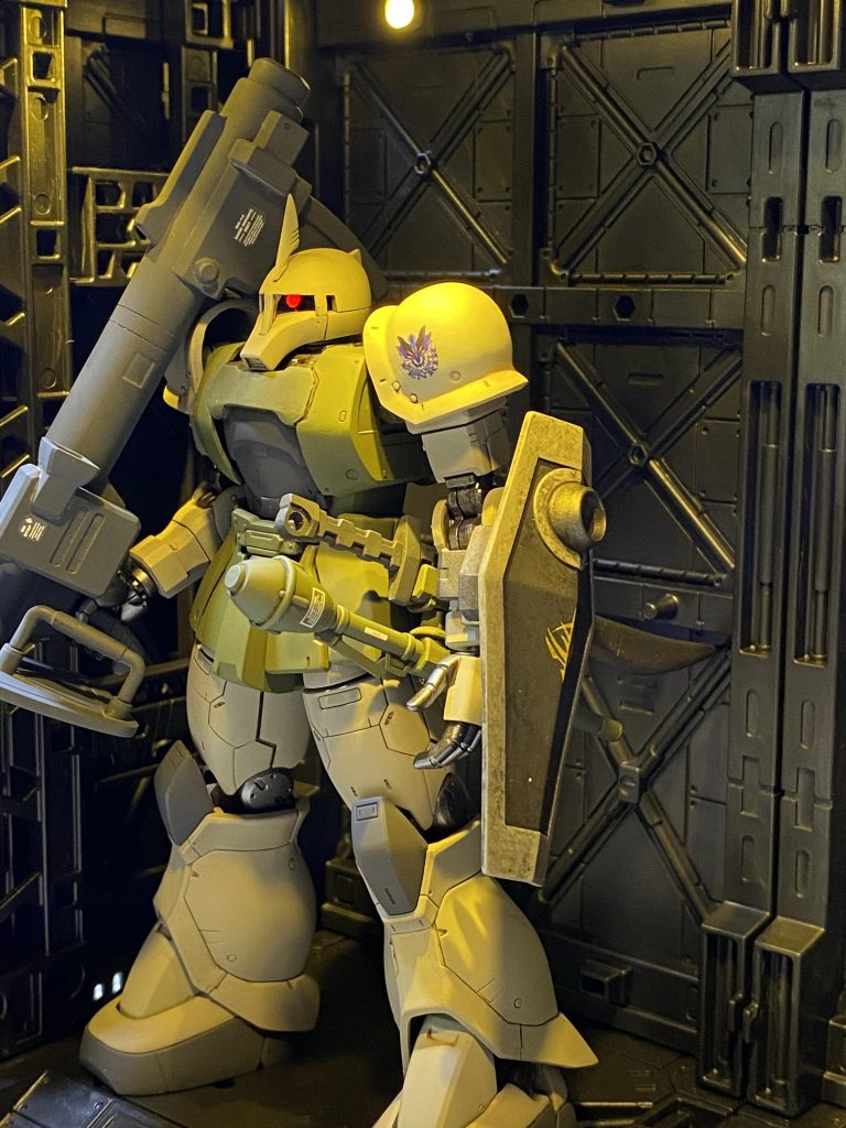 バトオペ?風イメージ。最近のゲーム画面で見た武装盛り盛り風。バズはHGUCドムトローペンのラケーテンバズを拝借。腰の物は、旧HGUCザクのヒートホークホルダーにおゆまるでヒートサーベルを固定(着脱可能)、(たぶん)HGUCケンプファーのシュツルムファウストをその下に真鍮線で無理矢理ぶら下げています。