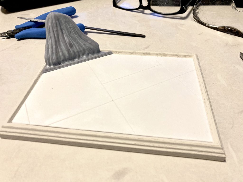 ベースは例によって100均の写真立て プラ板に基地内のフロアっぽくケガキ線を入れ、その奥に3Dプリンタで作った岩盤を配置