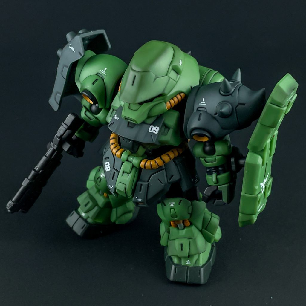 立ち姿。ブレードアンテナが無い事と、ビームマシンガンの形状が少し違ってる以外はレズン機と造形は変わりません。後はいつものスミ入れ、デカール貼りと、ウェザリングマスターで汚してからつや消し。レズン機:https://gumpla.jp/sd/1614634【塗装箇所と塗料】モノアイ:水性ホビーカラー ガンダムルブリスピンク動力パイプ・各バーニア内部:シタデルカラー アバーランドサンセット前腕内部フレーム・シールドの裏:シタデルカラー コルヴスブラック手甲パーツ:水性ホビーカラー ブラストインパルスグリーン脚部シリンダー:水性ホビーカラー ゴールドとシルバー