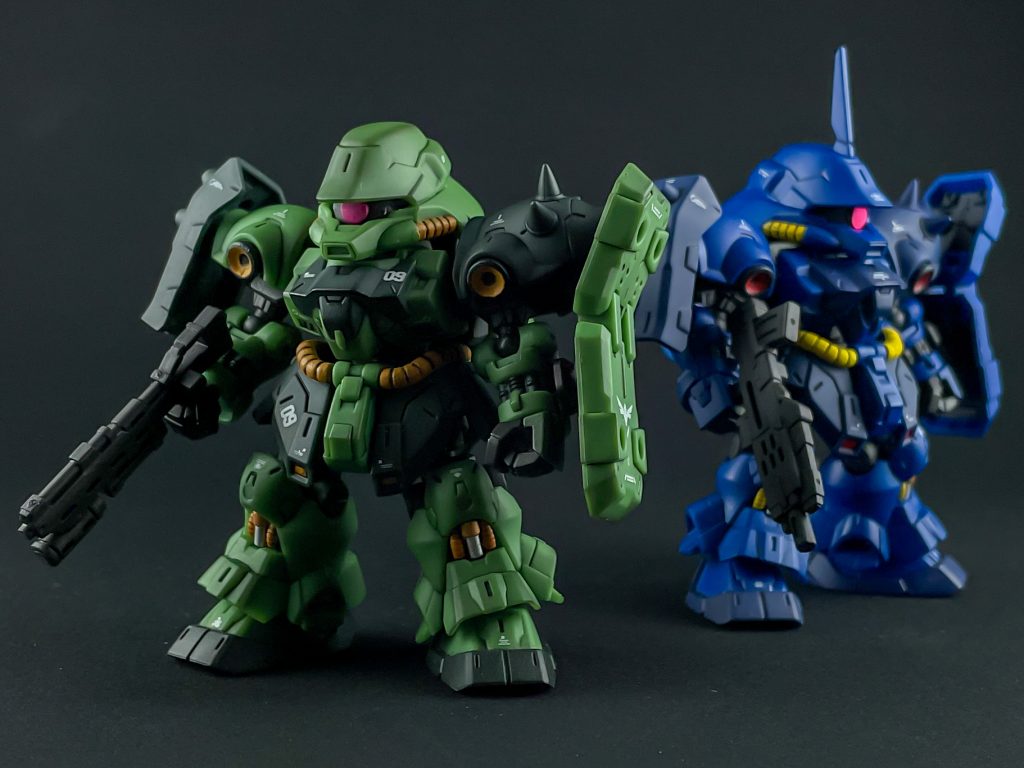 最後はレズン機と並べて。 以上、モビリティジョイント ギラ・ドーガでした。モールドがやや派手かなとは思いますが、色分けも良好でスタイリッシュにうまくデフォルメされていると思います。レズン機の時にも書きましたが、これで近接武器があればいう事なしでしたねw