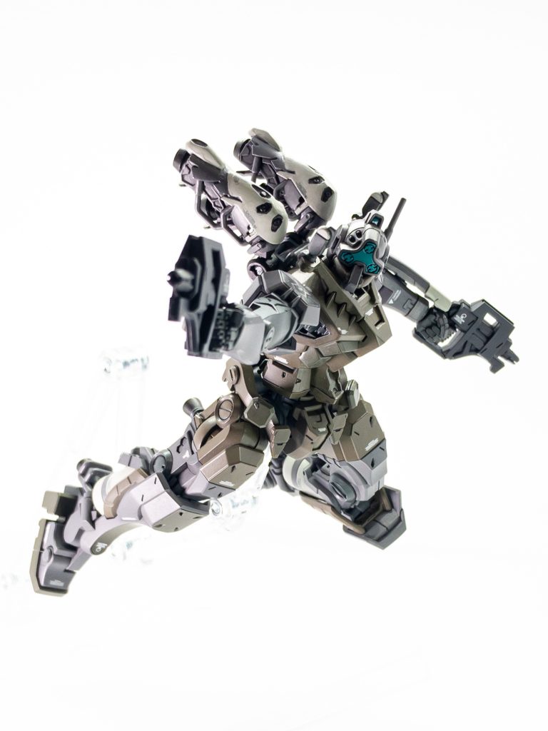 作りやすいパーツ構成でしたが背中のブースターは地味に面倒でした。