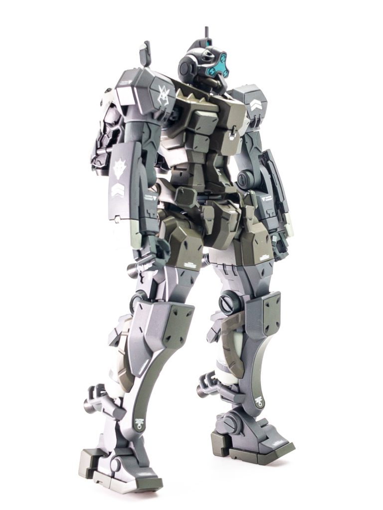 シャア率いる殴り込み艦隊…ということで部隊マークとして右肩にシャアマーク、左肩はジオン公国軍階級章(軍曹)のデカールを使用しました。