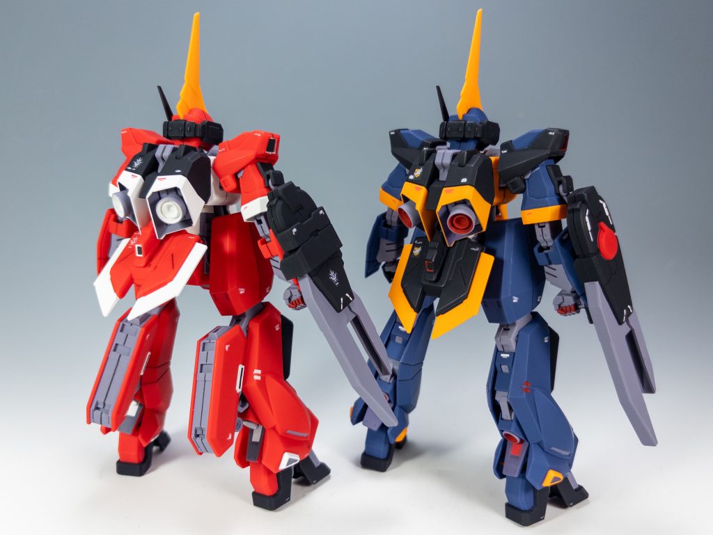 ツーショット後ろ。違いはホバーユニットの有無、ライフルのカバー有無ですね。