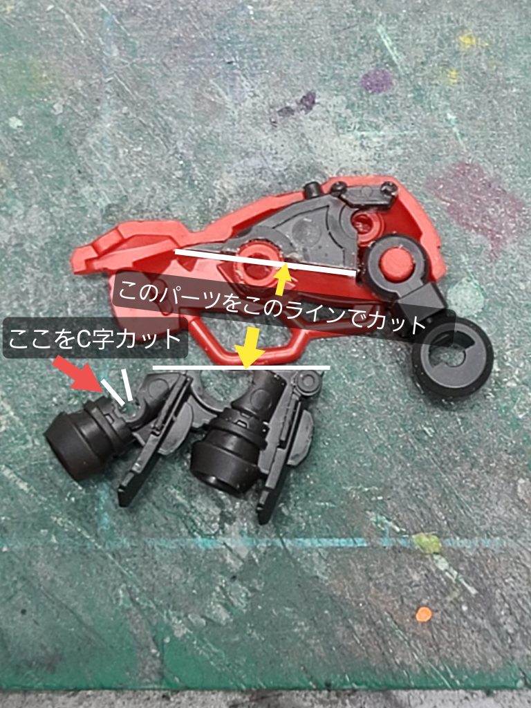 背面のバインダーは、バーニア部分とアポジモータ部分とに分け、バーニア部分を後ハメ出来るようにして、バインダー部分を接着してしまい、合わせ目消しをして、アポジモータ部分とバインダー基部のパーツはあとあと腕塗りで塗り分けます。あ、でも、塗ってから組み込んでもいいでしょうね。ここだけは、このキットで唯一と言っていい、目立つ合わせ目が出るところですね。あとはほぼほぼデザインに落とし込まれていてなるべく合わせ目が出ない設計になっていると思います。あっても組んだら隠れるところに出たり。