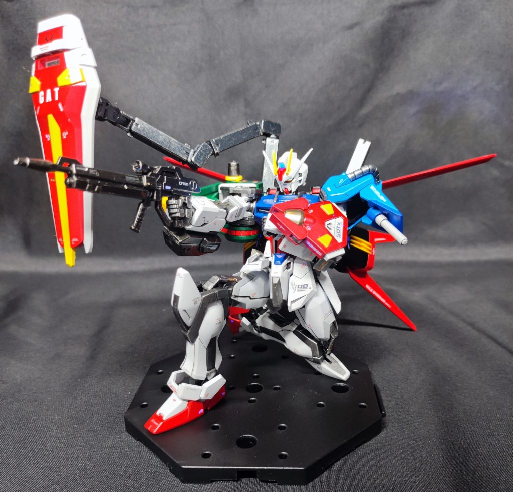 戦闘終盤、小破イメージ。やったことヤスリ、モナカ合わせ目消し、合わせ目一部段モ化、ディティールアップパーツ貼り、胸部腹部中央にプラ板貼り、スジボリ、サフ、ラッカー塗装、水性・エナメルで部分塗装、エナメルとリアルタッチマーカーでスミ入れ、水転写デカール、メタリックパーツはエナメルチタンシルバーでドライブラシ、トップコート、センサー系はラピーテープ→蛍光ラッカー筆塗り→UVレジン