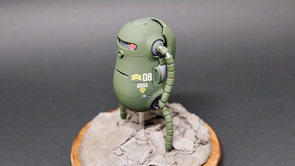 自立？勿論、不可能です。台座を製作し、ちょこんと載せています。俯瞰で見るとサクなのにカッコつけているように見える...⁈