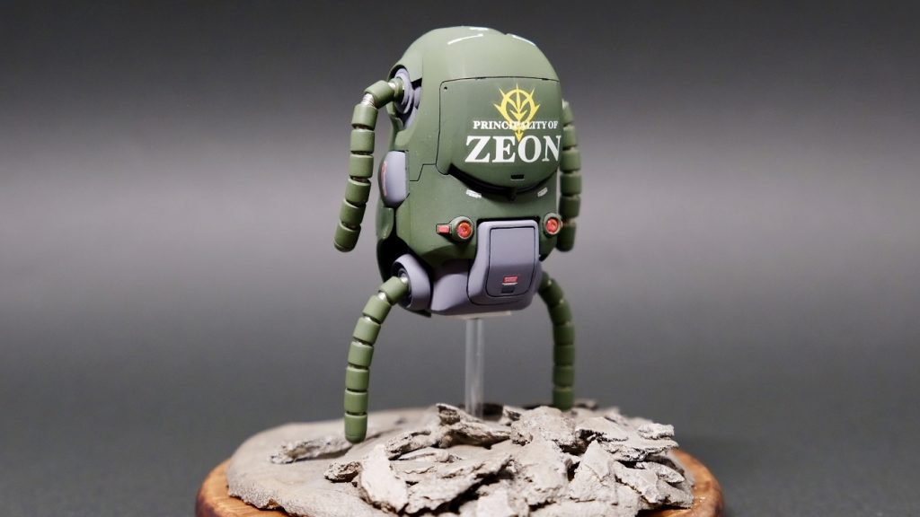 背面にはジオンの大判デカール。お気に入りポイントのひとつ。