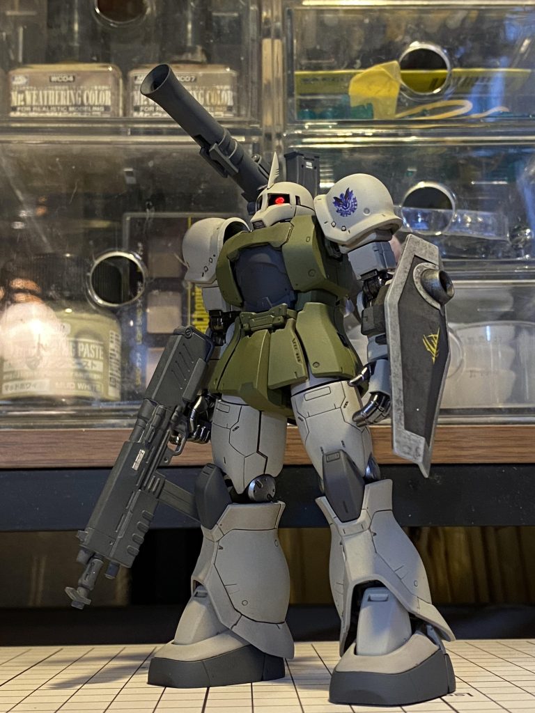 ゲーム『ジオニックフロント 機動戦士ガンダム0079』より、闇夜のフェンリル隊隊長、ゲラート・シュマイザー少佐専用ザクをつくりました。ゲーム下手な私がクリアボーナスであるこの機体を拝めたはずもなく……しかし、当時スニーカー文庫より出版されていた小説版にドハマリしており、今も「ガンダムを倒した旧ザク」として有名なこのザクの活躍は大変思い出深く、時を越えてこのように形にできたこと、誠に感無量であります。