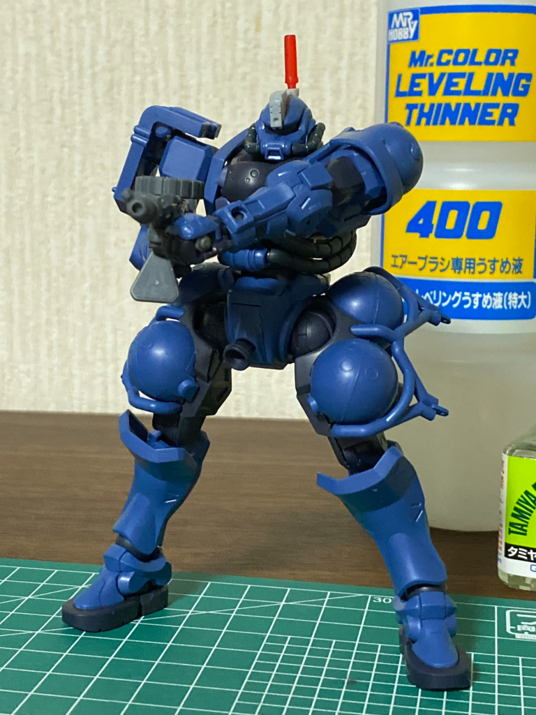 トサカはプラ板箱組。ディテールはハッキリしないので、なんとなくそれっぽく😁パトランプは私を使って再現して！と言わんばかりのランナーなので使いましたが、3mmはちょっと太い印象なので、2mmぐらいに削り込み、少し残してアクセントにしました。