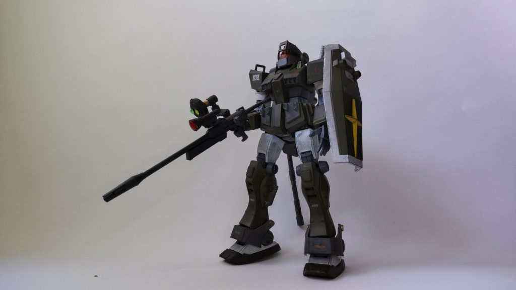 episode2 ご覧いただきありがとうございました_(._.)_模擬戦という事で連邦軍機同士が戦闘しましたが私は0083のパワードジムとザクF2やGP01 とジムカスタムの対決が何気に好きです。ではガンプラ紹介行きます!今回はジムスナイパーカスタムをご紹介ですが、こちらはミキシングで作りました。何を使用したかというと「旧キットMSVジムスナイパーカスタム」「HGUCジムⅡ」「HGUCジムスナイパーⅡ」の3つ掛け合わせています( ー`дー´)ずんぐりむっくりな旧キットスナイパーがあまり好きでなく、何かの作例でHGUCをミキシングする事でスタイリッシュになっていたのに惚れ真似てみました。