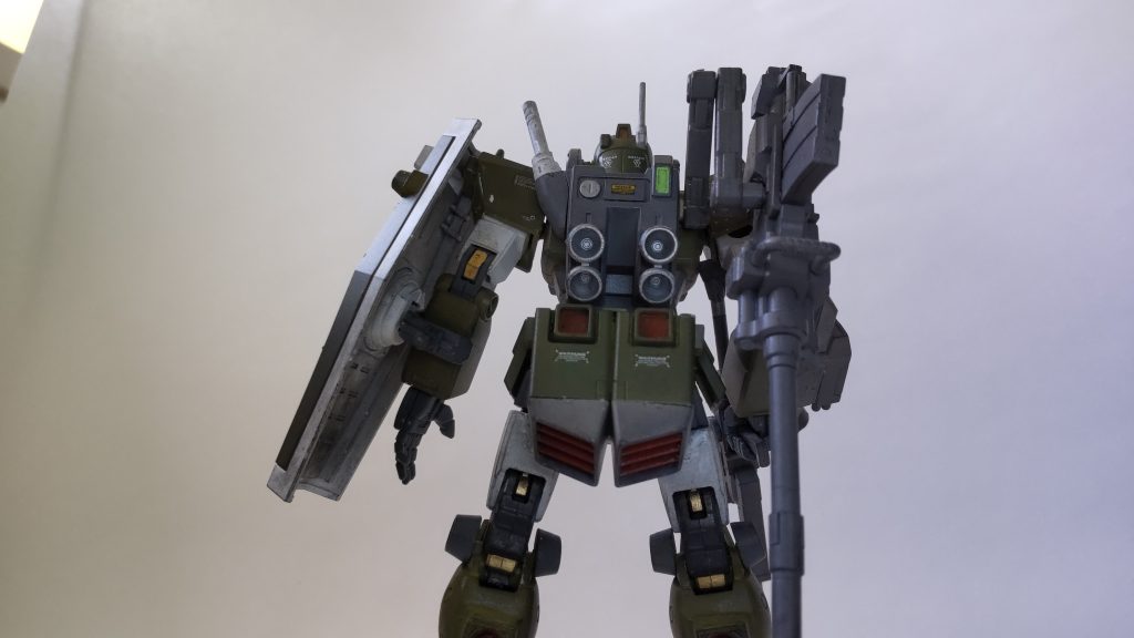 上半身はジムⅡ、下半身はスナイパーⅡをメインにしてます。顔のバイザーは旧キットからでバイザーに合わせて頭を少し削ってます。