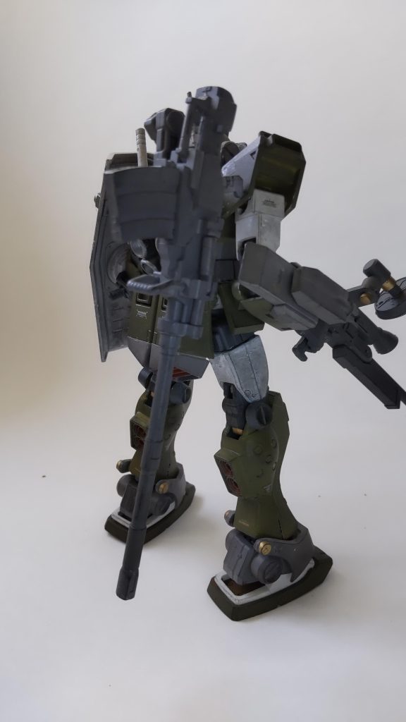 R-4タイプ・ビームライフルは昔のガンプラ特典でもらったのを使用し、レドーム付けてプチ改造でより狙撃に強い感じにしました。右腕は近接火器を持たないスナイパーに追加装甲と共にガトリング砲を装備しました。