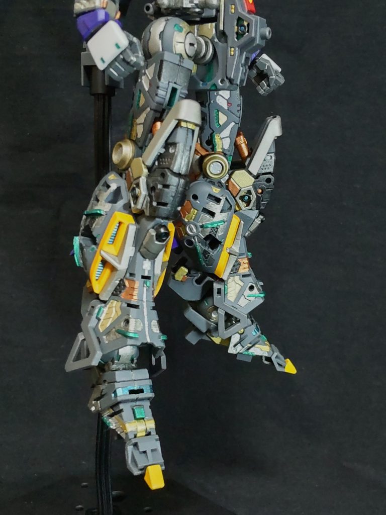 Hi-νは脚部がνより圧倒的に太いですね😁、イカチー。