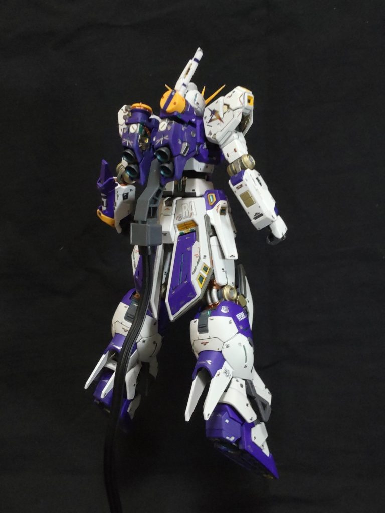 背面、リアアーマーが長いのと脚部が太いので背面は、νガンダムとは別物になりますね。